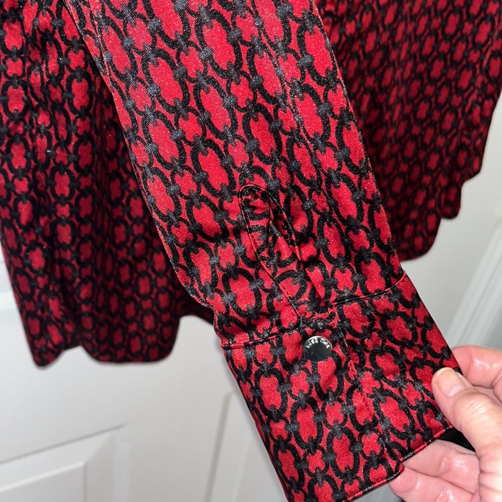 MISS TINA silver snap closure blouse. Large 12/14 Ruby w/ Geo Chain pattern - Picture 4 of 9